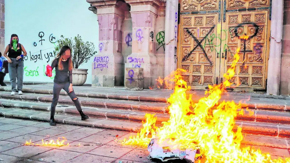 Protestas feministas afuera del Congreso del Estado